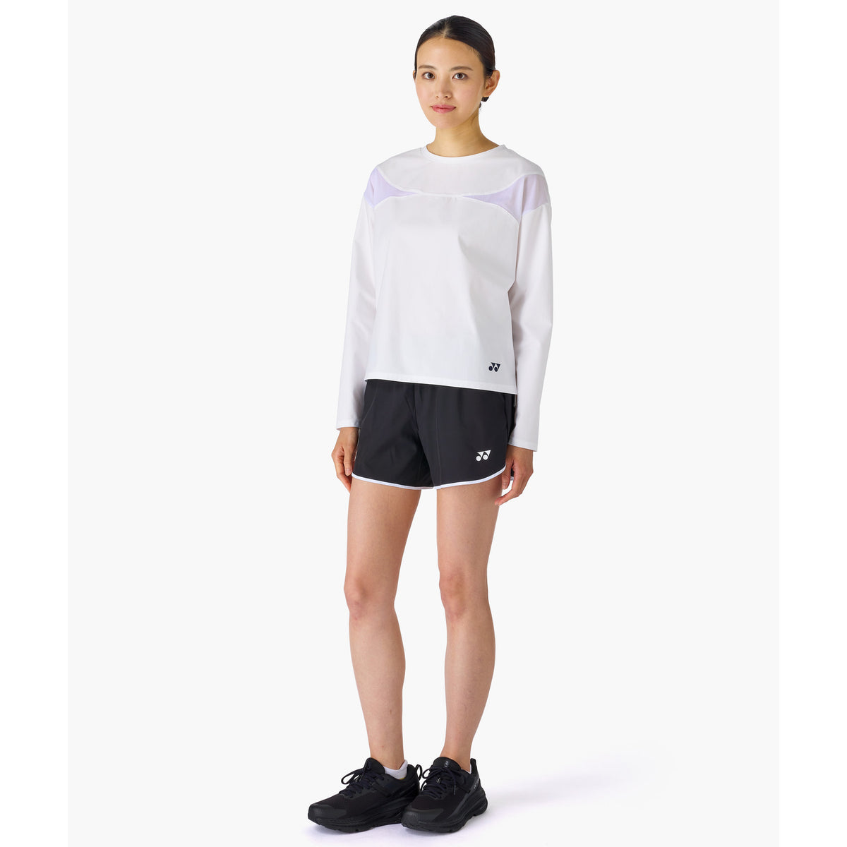Short pour femme Yonex 25119 noir - vue de face portée par un mannequin