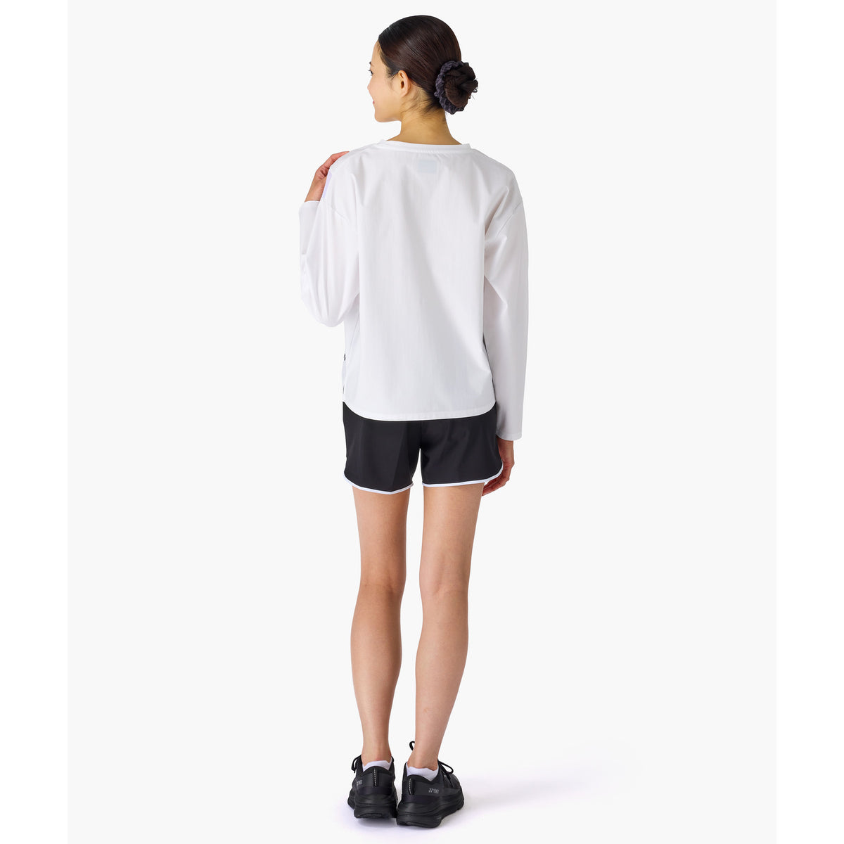 Short pour femme Yonex 25119 noir - vue de dos portée par un mannequin