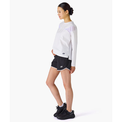 Short pour femme Yonex 25119 noir - vue de côté portée par un mannequin