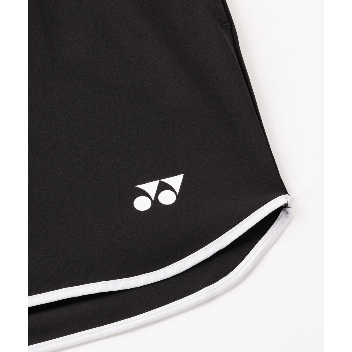 Short pour femme Yonex 25119 noir - détail du logo YONEX, du passepoil contrastant et de la fente latérale