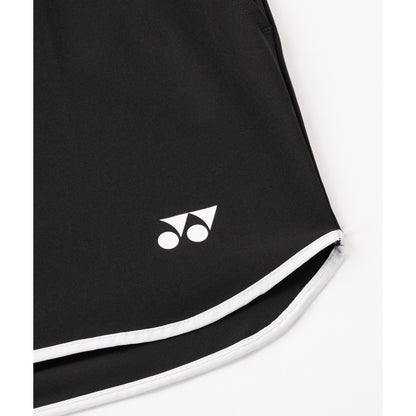 Short pour femme Yonex 25119 noir - détail du logo YONEX, du passepoil contrastant et de la fente latérale