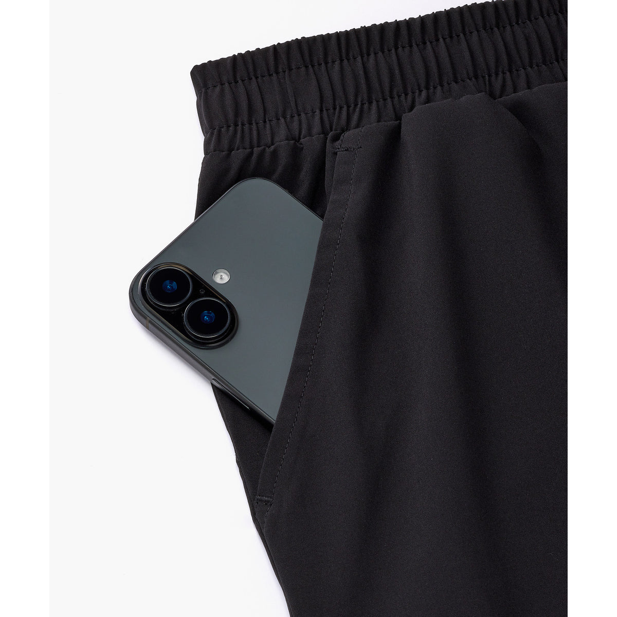Short pour femme Yonex 25119 noir - détail de la poche latérale avec un téléphone